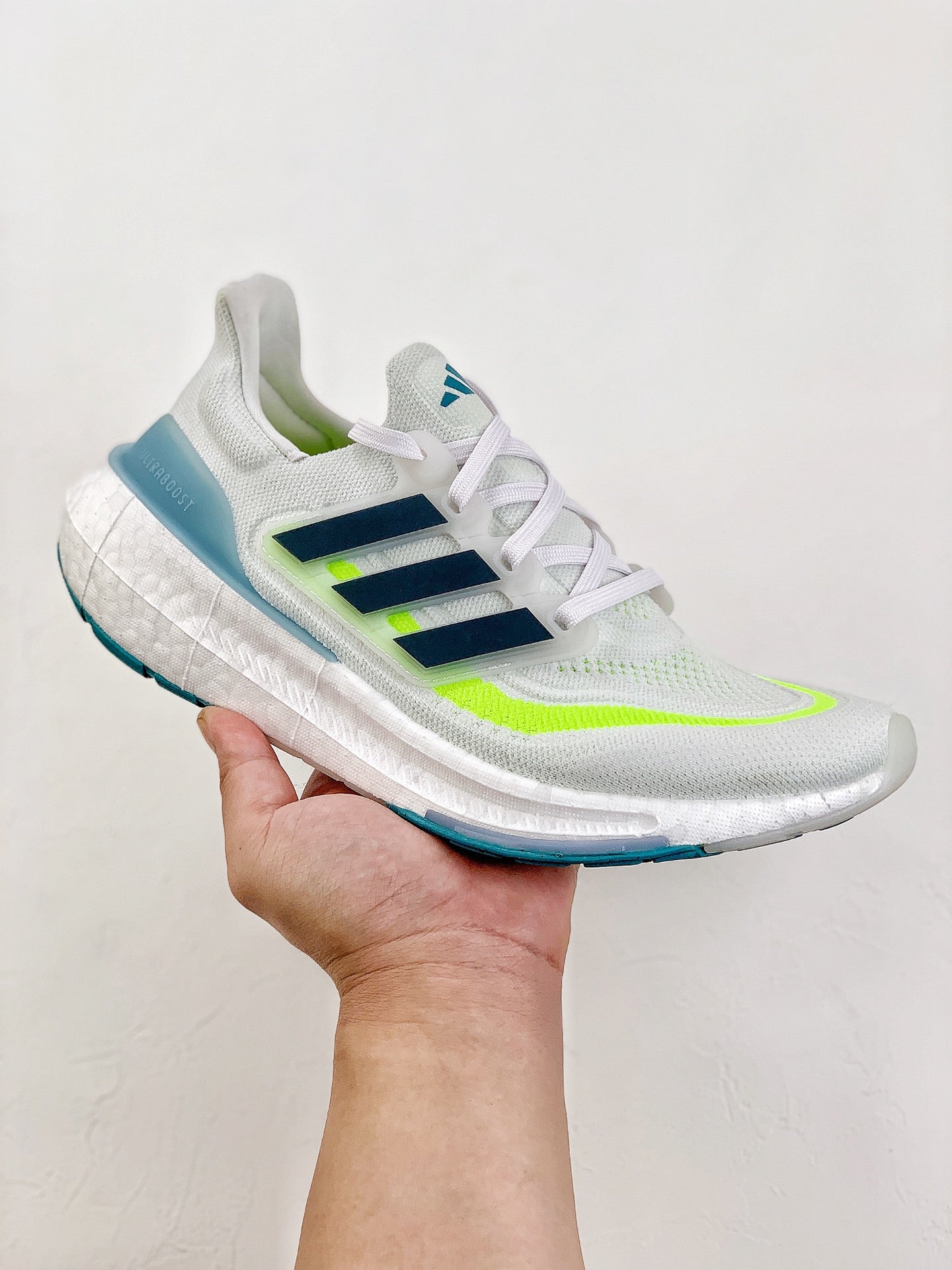 AD Ultra Boost Light UB2023